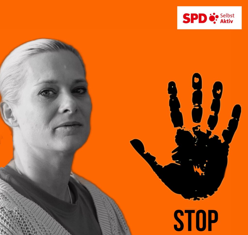 Auf einem kräftig orangefarbenen Hintergrund ist links eine Frau mittleren Alters zu sehen. Sie hat hellblonde, zurückgebundene Haare und blickt ernst in die Kamera. Rechts im Bild ist ein großer schwarzer Handabdruck zu sehen, der wie ein Stop-Symbol wirkt. Darunter steht in schwarzer Schrift das Wort „STOP“. Oben rechts befindet sich das Logo von „SPD Selbst Aktiv“.