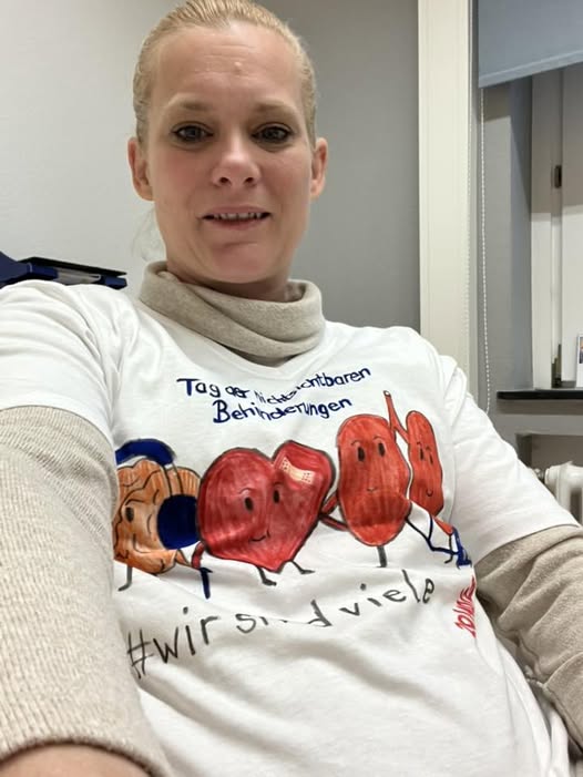 Ein Foto von mir sie/ihr mit weißem t-Shirt darauf selbst gemalt und geschrieben Tag der unsichtbaren Behinderungen. Ein Gehirn mit Kopfhörern, ein Herz mit Krücke und Pflaster und eine Lunge mit Sauerstoffzufuhr  darunter #wirsindviele