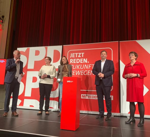 5 Menschen auf einer Bühne mit SPD Hintergrund und Rednerpult in rot
Matthias Miersch, Klara Geywitz, Katarina Barlay, Lars Klinbeil und Saskia Esken