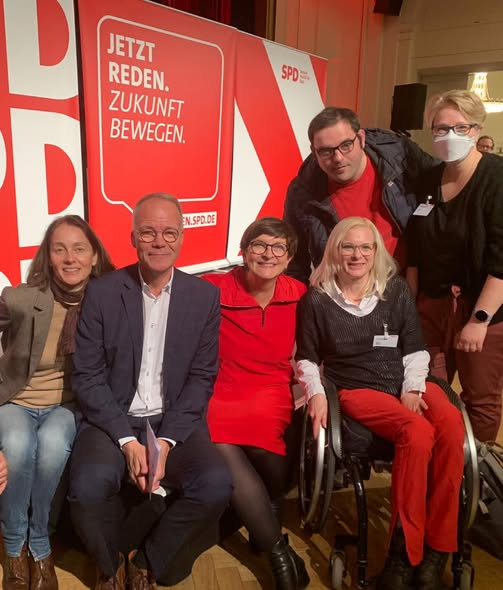 Guppenfoto auf Bühne sitzen Matthias Miersch, Katarina Barlay, und Saskia Esken. Daneben Ich hinter mir stehend Fabian Budde und Ulrike Huf alle lachend Ulrike trägt eine weiße Maske
